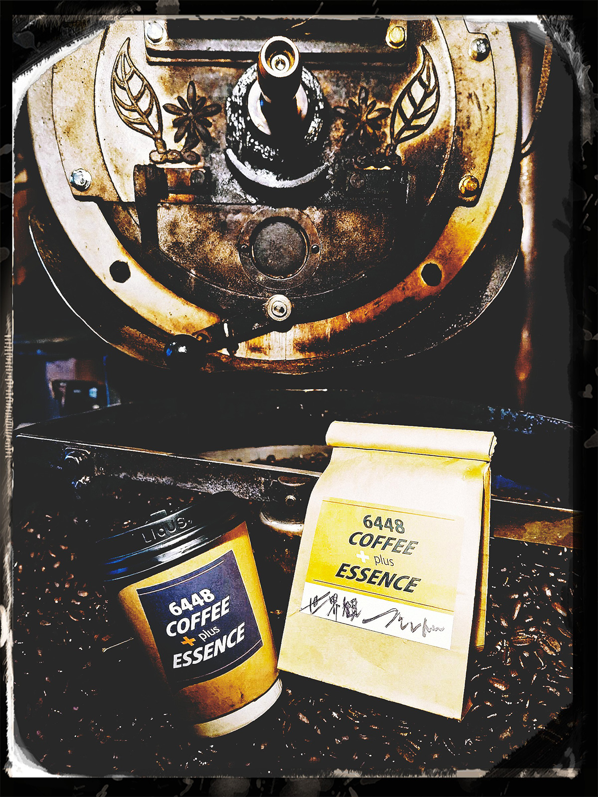 焙煎機と「世界観ブレンド」のコーヒーパッケージ